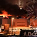 Se ve un incendio masivo sobre el Ayuntamiento de Crocus en el extremo occidental de Moscú, Rusia, el viernes 22 de marzo de 2024. Varios hombres armados irrumpieron en una gran sala de conciertos en Moscú y dispararon armas automáticas contra la multitud, hiriendo a un número no especificado de personas y provocar un incendio masivo en un aparente ataque terrorista días después de que el presidente Vladimir Putin consolidara su control sobre el país en una aplastante elección electoral altamente orquestada.