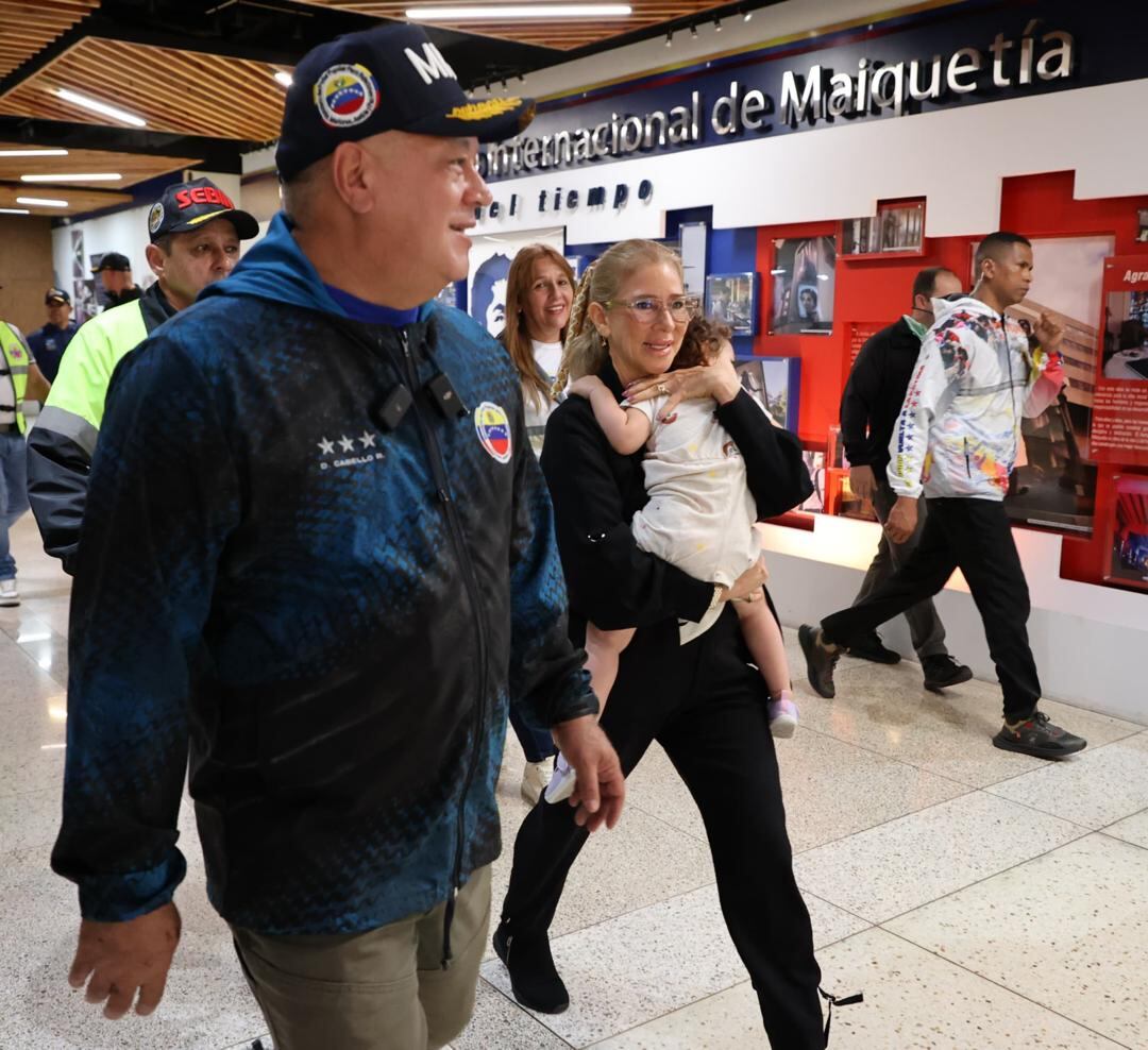 Diosdado Cabello y Cilia Fores reciben a Maikelys Espinoza