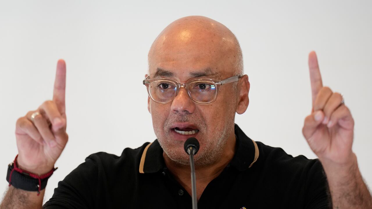 El presidente de la Asamblea Nacional, Jorge Rodríguez, director de campaña del presidente Nicolás Maduro, da una conferencia de prensa en Caracas, Venezuela, el viernes 19 de julio de 2024. Las elecciones presidenciales están programadas para el 28 de julio. (Foto AP/Matías Delacroix)