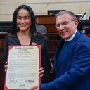 El senador Roy Barreras condecoró este martes a Luz María Zapata.