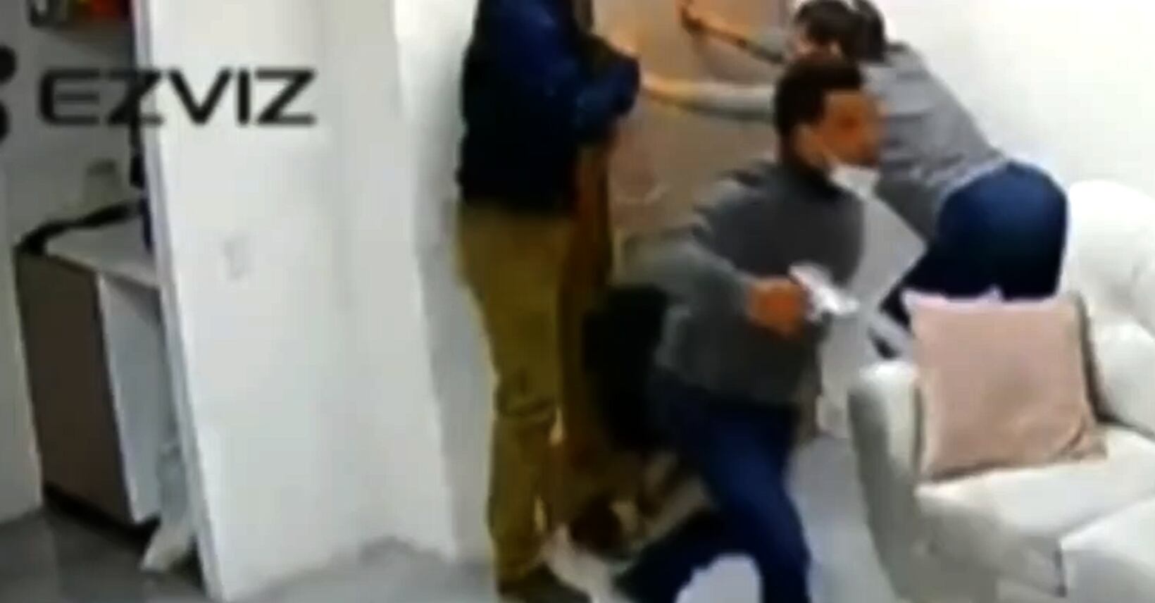 Primeras imágenes del robo frustrado cerca al edificio Parque 93. Cortesía de Noticias RCN.