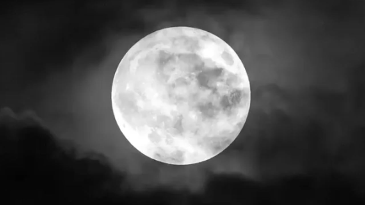 Una luna llena destacará este sábado por su cercanía aparente con Saturno y Neptuno.