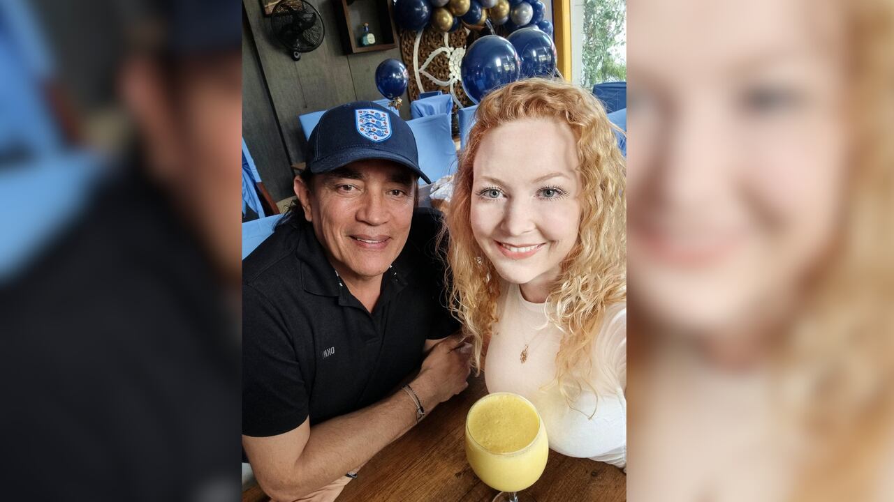 El ex senador estuvo acompañado de Rebecca Sprößer.