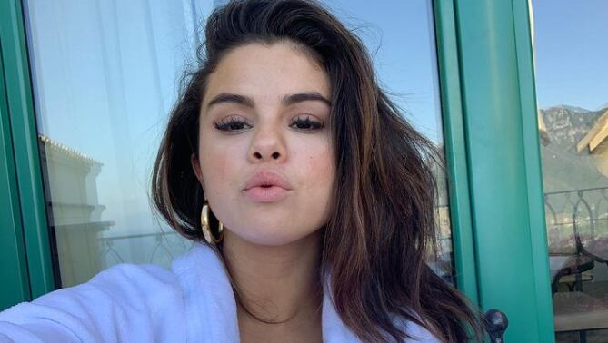Selena Gómez enseña a usar peinados para cara redonda