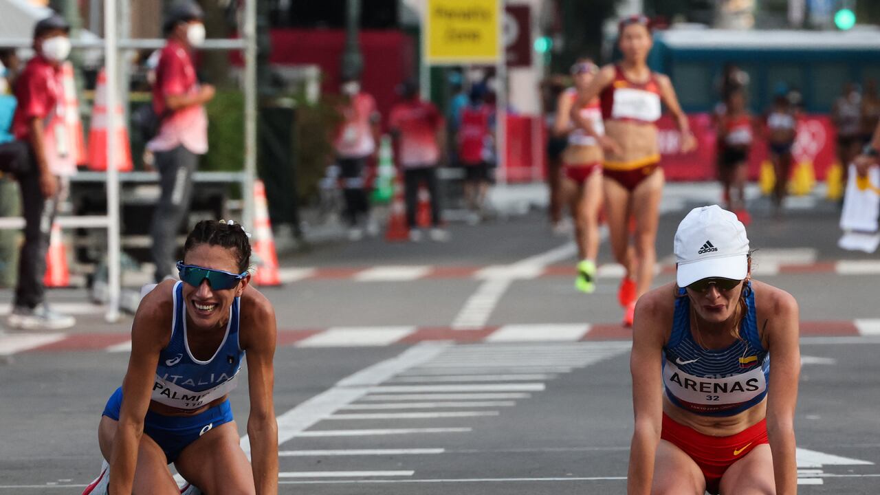 La italiana Antonella Palmisano (izquierda), primera clasificada, y la colombiana Sandra Lorena Arenas (derecha), segunda clasificada, reaccionan después de cruzar la línea de meta en la final de la carrera femenina de 20 km durante los Juegos Olímpicos de Tokio 2020 en el parque Sapporo Odori en Sapporo el 6 de agosto. 2021. (Foto de Giuseppe CACACE / AFP)