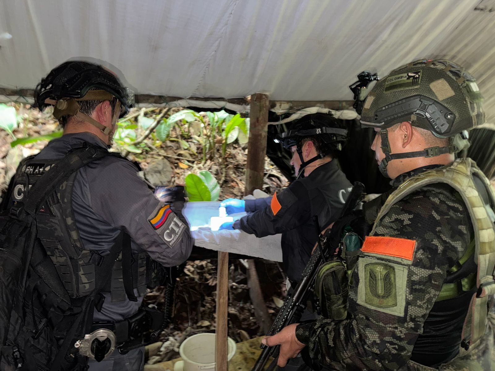 Fuerza pública y CTI en laboratorio de cocaína del ELN en Norte de Santander.