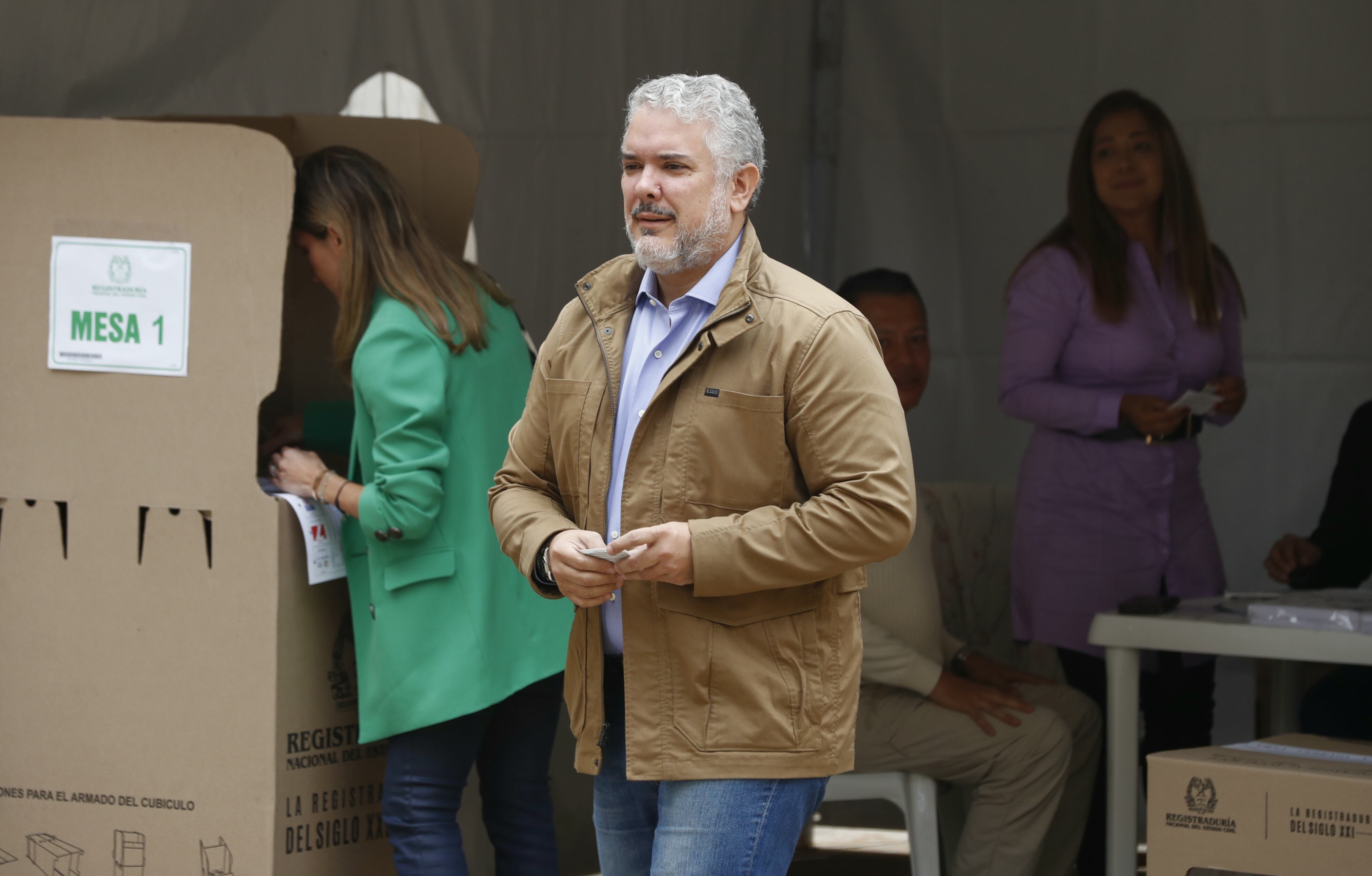 Expresidente Iván Duque ejerce su derecho al voto en la mesa 1