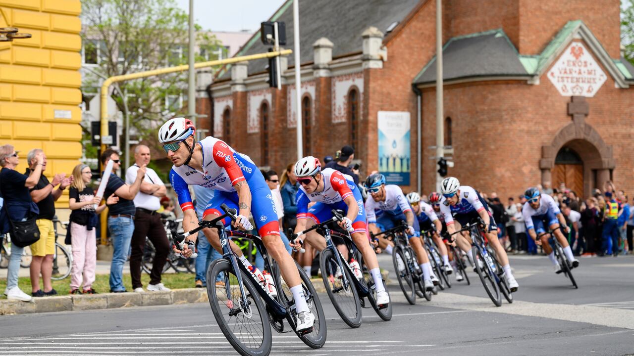 El pelotón del Giro de Italia en la primera etapa entre Budapest - Visegrád en Hungría