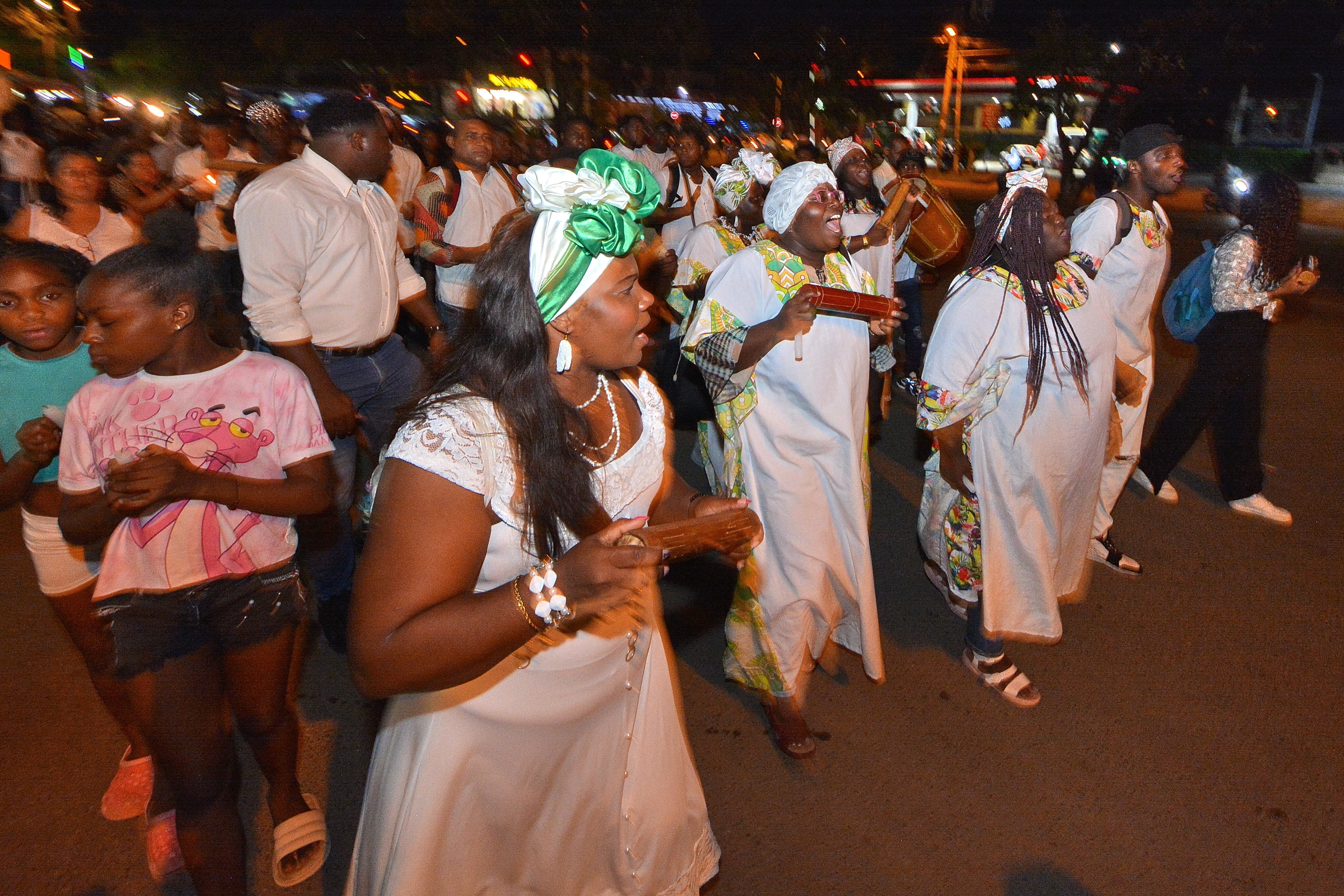 Con gualíes y alabaos, rituales mortuorios propios de las comunidades de la región del Pacífico, familiares, músicos, gestores culturales, amigos despidieron a Lisandro Vallesilla Ríascos, el cual pertenecía a la Fundación Escuela Canalón de Timbiqui. Se realizó una procesión y luego una misa en Ciudad Córdoba.