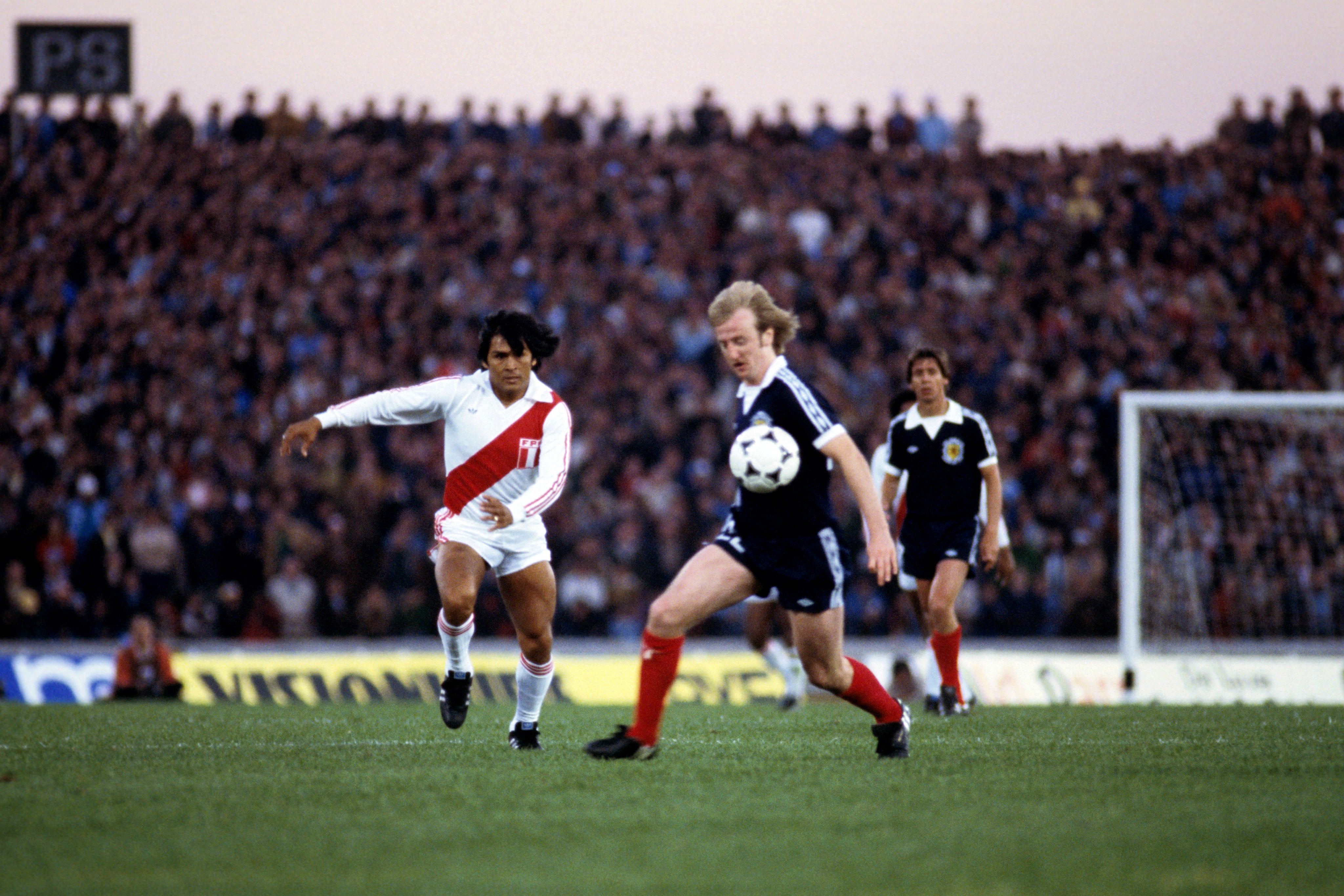 El escocés Kenny Burns (c) controla el balón ante la presión del peruano Hugo Sotil (i) mientras su compañero Don Masson (d) le observa (Foto de Peter Robinson - PA Images via Getty Images)