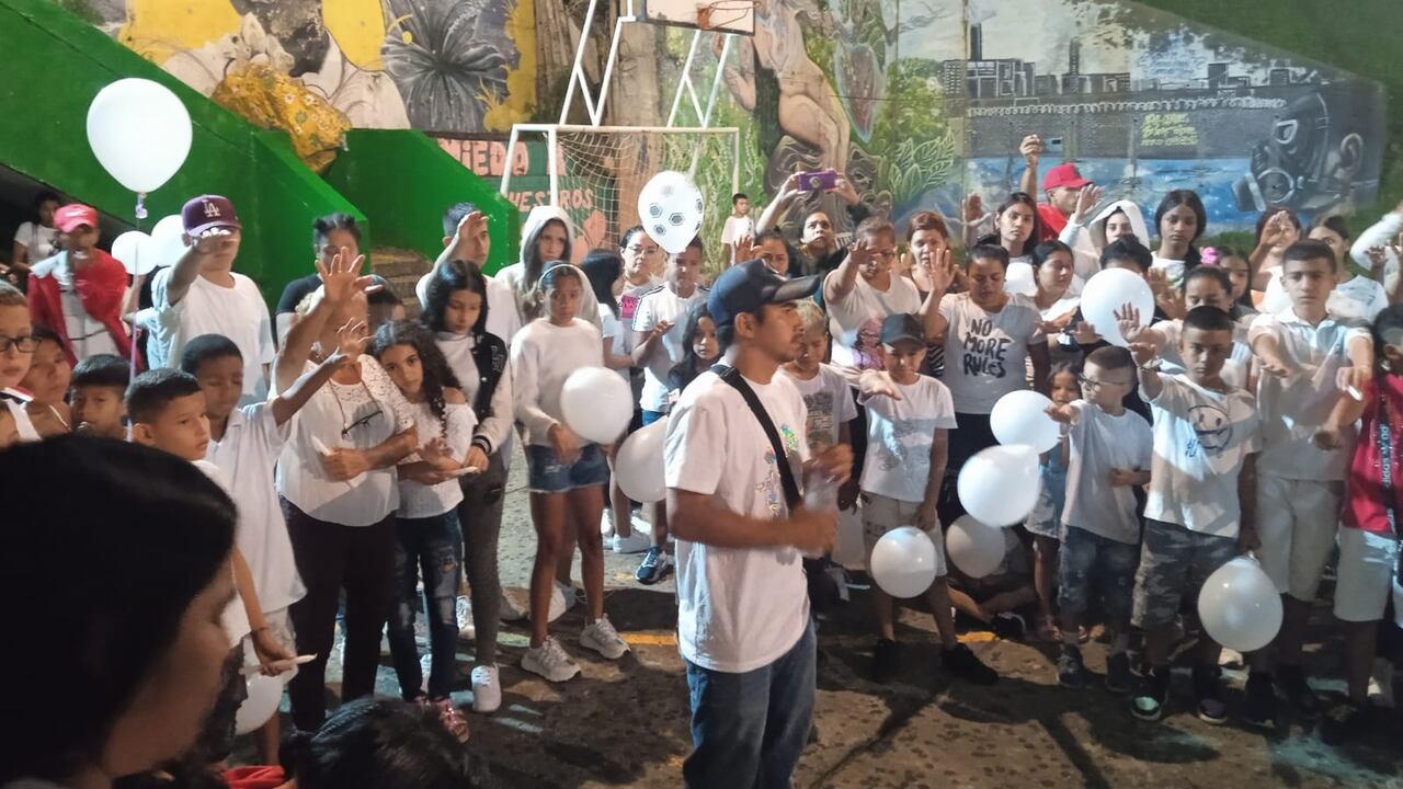 Cali: con velatón, familiares y vecinos de joven asesinado en Siloé, reclamaron justicia.