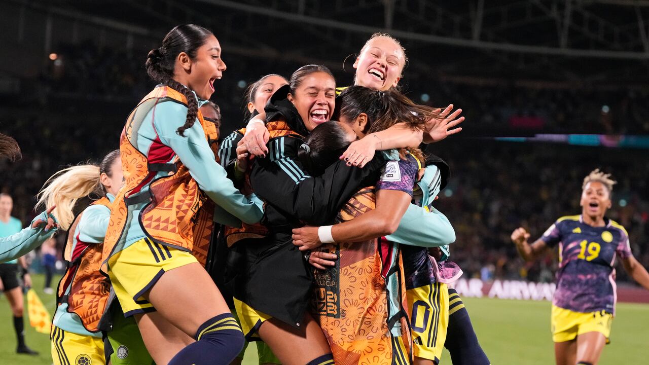 Leicy Santos de Colombia es celebrada por su equipo después de marcar el primer gol durante el partido de cuartos de final de la Copa Mundial Femenina de fútbol entre Inglaterra y Colombia en el Estadio Australia en Sydney, Australia, el sábado 12 de agosto de 2023. (Foto AP/Mark Baker)