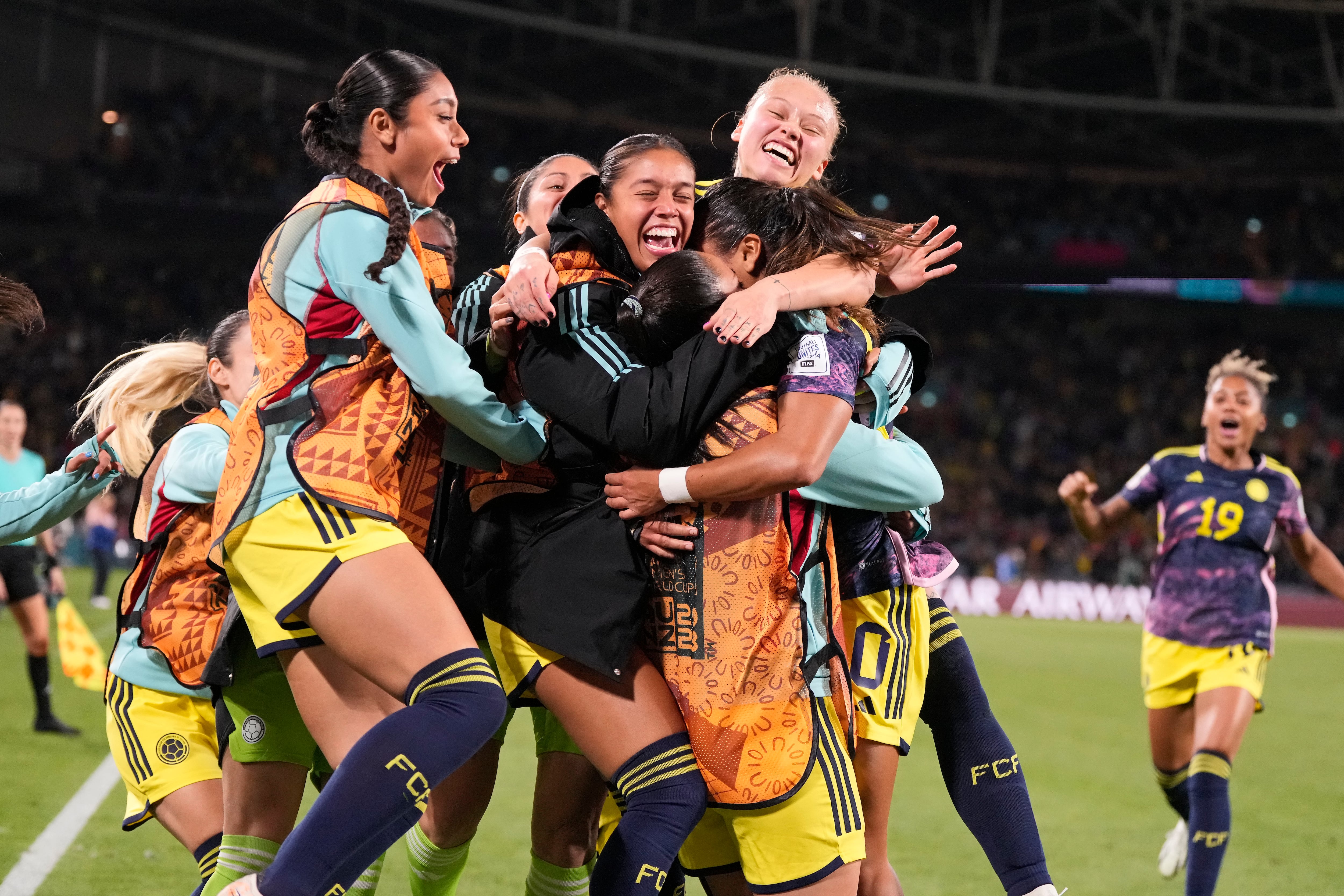 Leicy Santos de Colombia es celebrada por su equipo después de marcar el primer gol durante el partido de cuartos de final de la Copa Mundial Femenina de fútbol entre Inglaterra y Colombia en el Estadio Australia en Sydney, Australia, el sábado 12 de agosto de 2023. (Foto AP/Mark Baker)