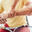 El codo de tenista es una afección que se genera en el codo por movimientos repetitivos.