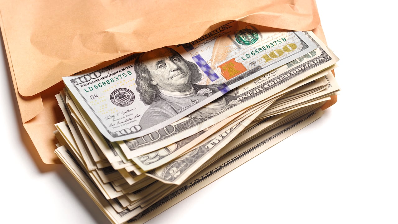 El dólar vuelve a captar la atención de los mercados: así se mueve la divisa este día.
