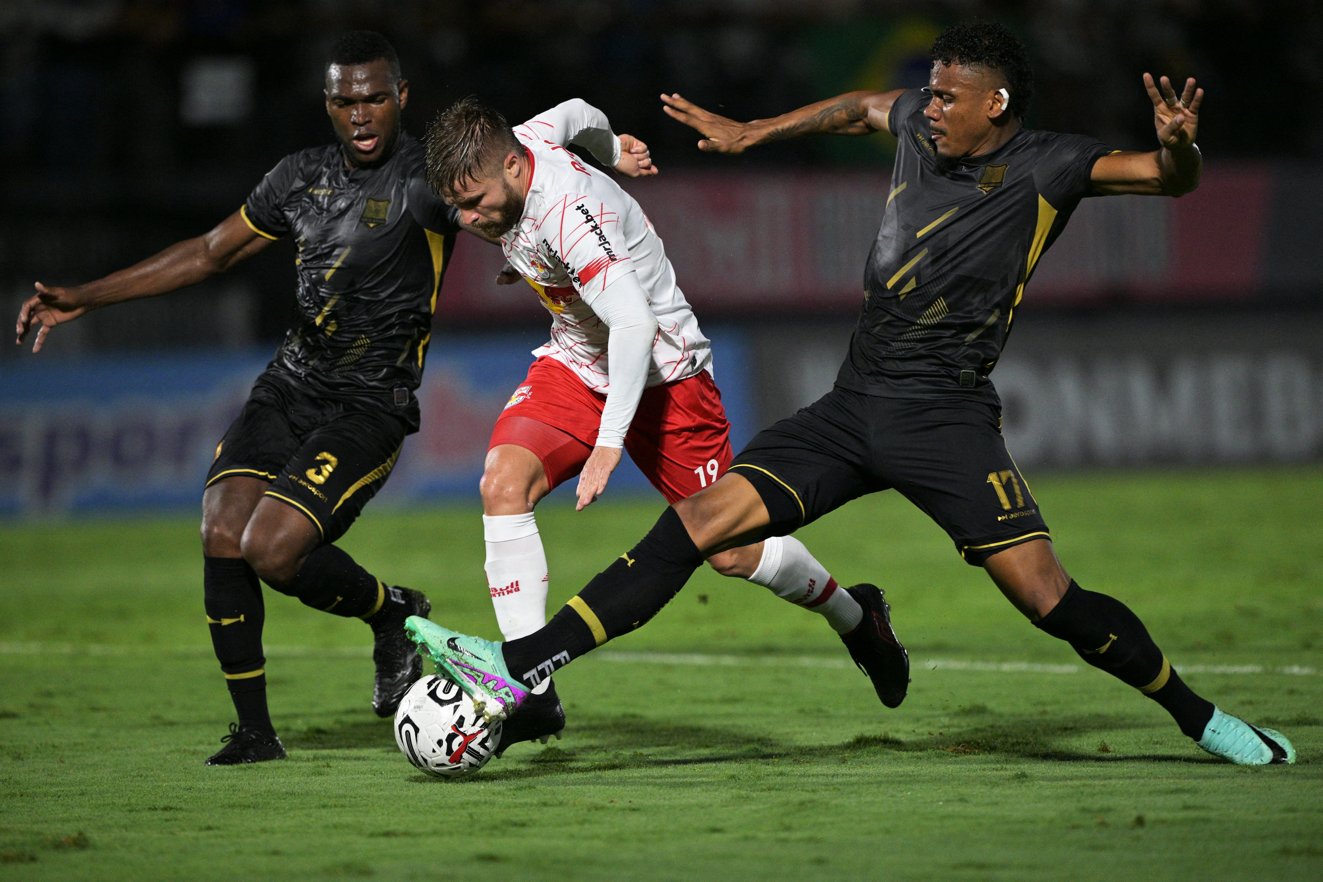 El delantero de Red Bull Bragantino, Eduardo Sasha (C), lucha por el balón con el defensor de Águilas Doradas, Víctor Moreno (i), y el mediocampista Jeisson Quiñones durante el partido de fútbol de segunda ronda de la Copa Libertadores entre el Red Bull Bragantino de Brasil y las Águilas Doradas de Colombia en el Nabi Abi. Estadio Chedid en Braganca Paulista, Brasil, el 27 de febrero de 2024. (Foto de NELSON ALMEIDA / AFP)