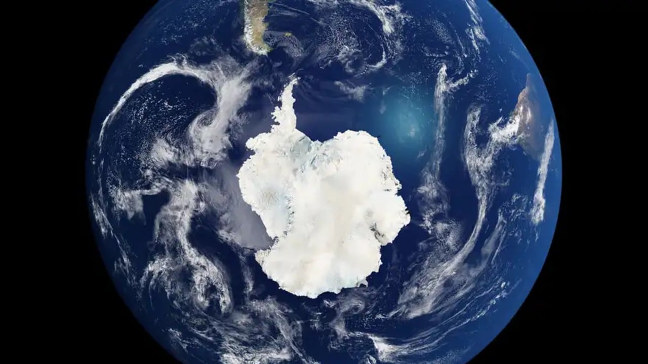 Los científicos combinaron imágenes satelitales con análisis del flujo de hielo para cartografiar el terreno bajo la Antártida.