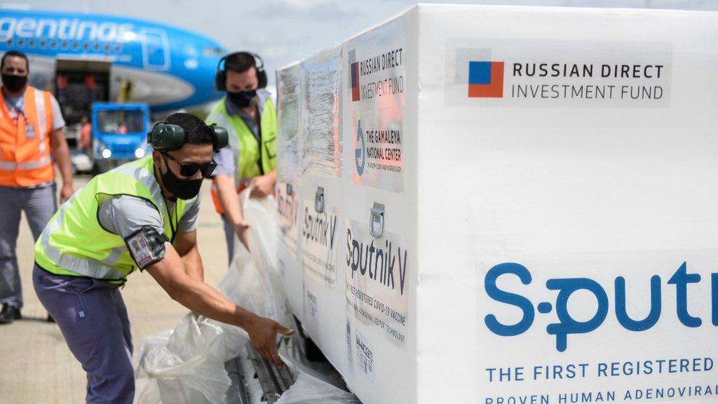 Argentina adquiere otros 5 millones de vacuna Sputnik V y aprueba su uso en mayores de 60 años