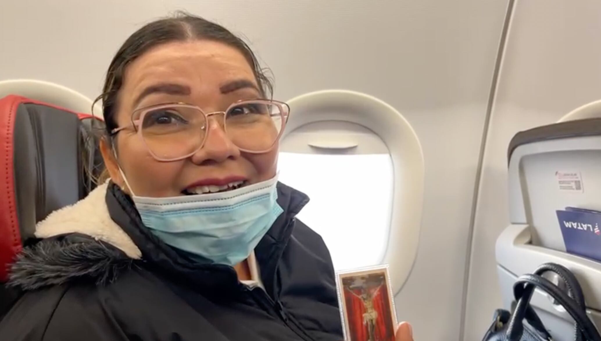 Iris Camargo muestra la estampita de Jesús que le regaló una joven en el aeropuerto El Dorado de Bogotá, antes de viajar a EEUU a encontrarse con su hija Paula Durán.