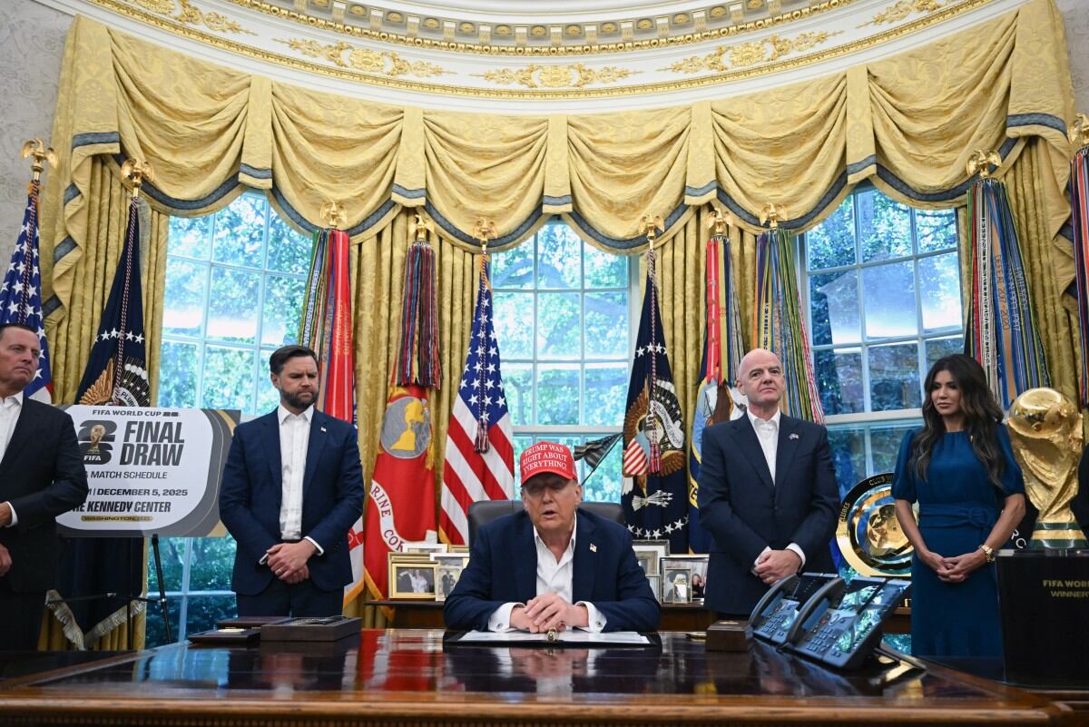 Donald Trump junto al presidente de la FIFA Gianni Infantino.