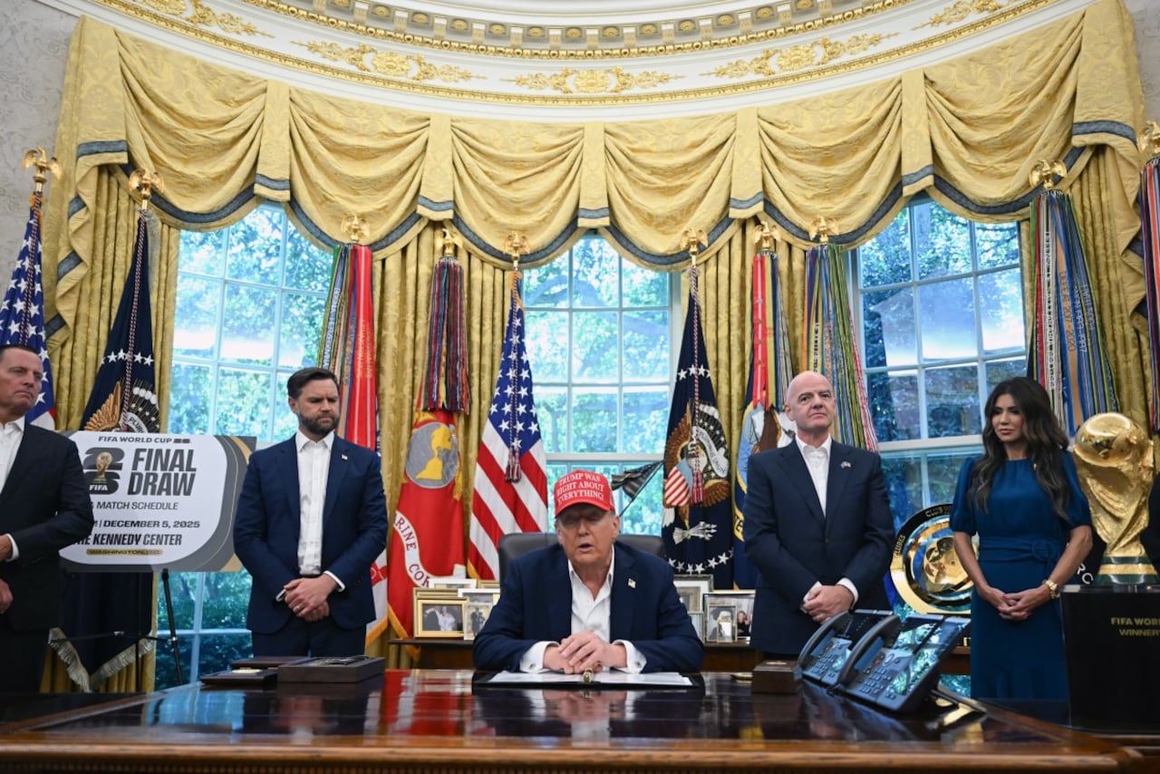 Donald Trump junto al presidente de la FIFA Gianni Infantino.