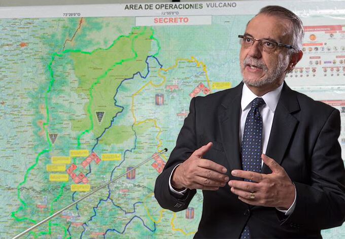 El ministro de Defensa, Iván Velásquez. Al fondo, el mapa "secreto" militar que reveló Presidencia de Colombia a través de X