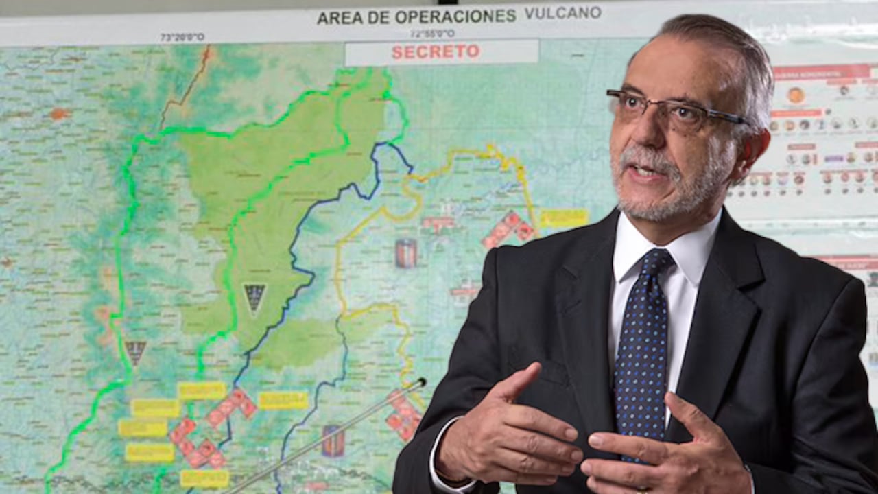 El ministro de Defensa, Iván Velásquez. Al fondo, el mapa "secreto" militar que reveló Presidencia de Colombia a través de X