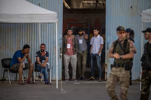 Sobrevivientes de un naufragio en un almacén en el puerto de la ciudad de Kalamata.