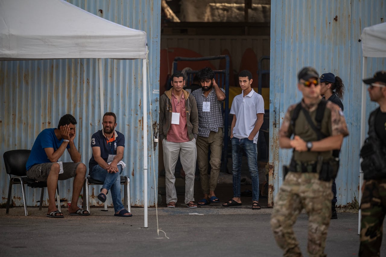 Sobrevivientes de un naufragio en un almacén en el puerto de la ciudad de Kalamata