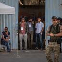 Sobrevivientes de un naufragio en un almacén en el puerto de la ciudad de Kalamata.