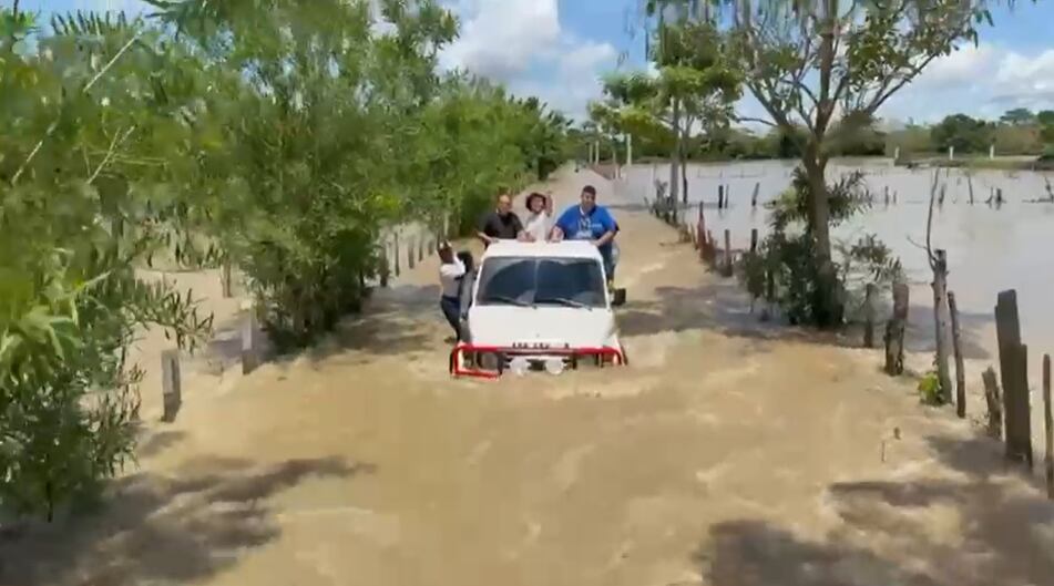 Así se ven las carreteras en inmediaciones de Caucasia y Cáceres por desbordamiento del río Cauca.