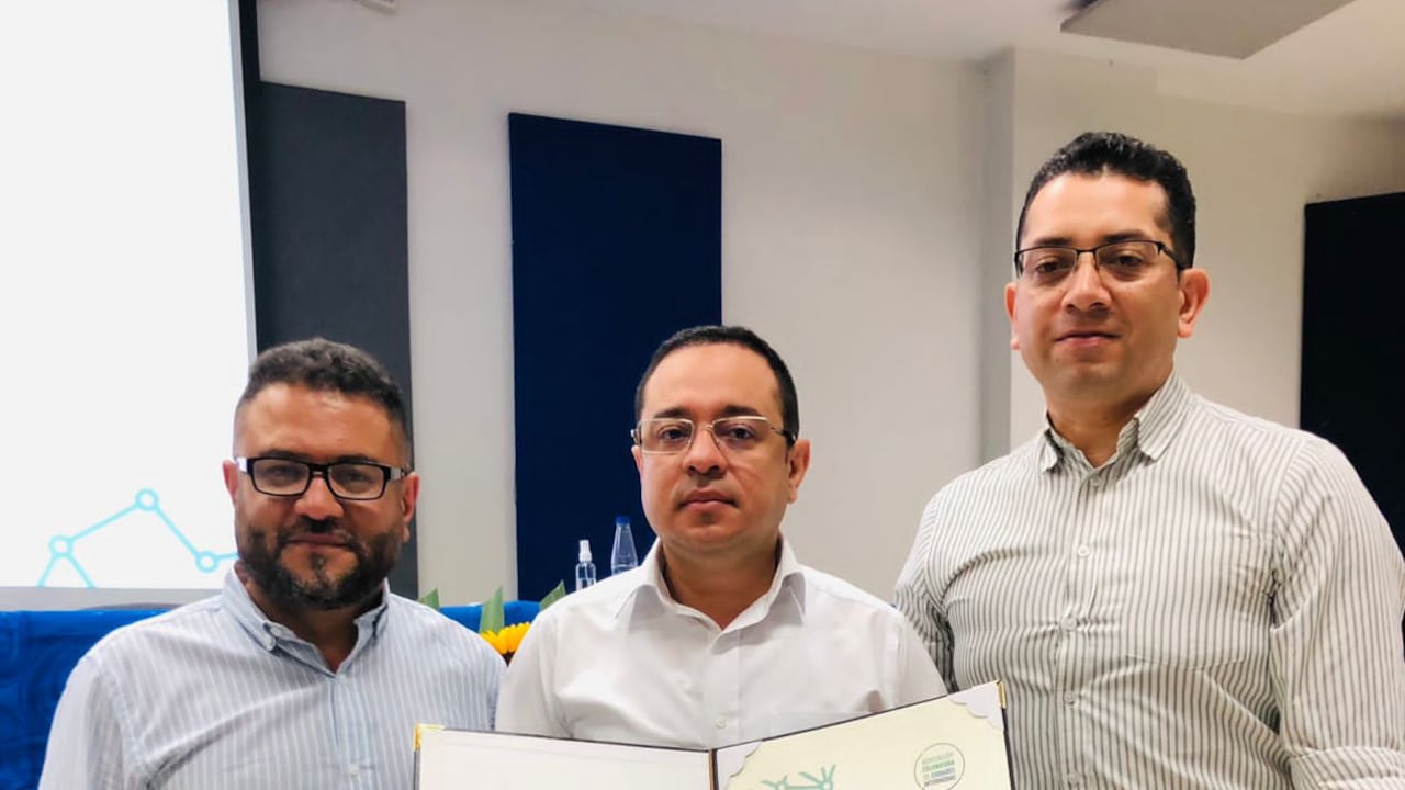Alcalde de Cartago, Víctor Álvarez, recibiendo el reconocimiento