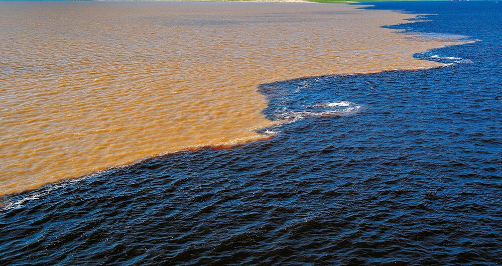 El Encuentro de las Aguas se ubica a 10 kilómetros en barco o lancha de Manaus, capital del estado Amazonas