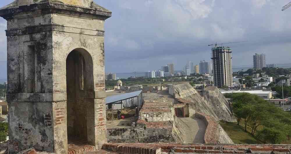El polémico edificio se encuentra a 200 metros del Castillo San Felipe. 
