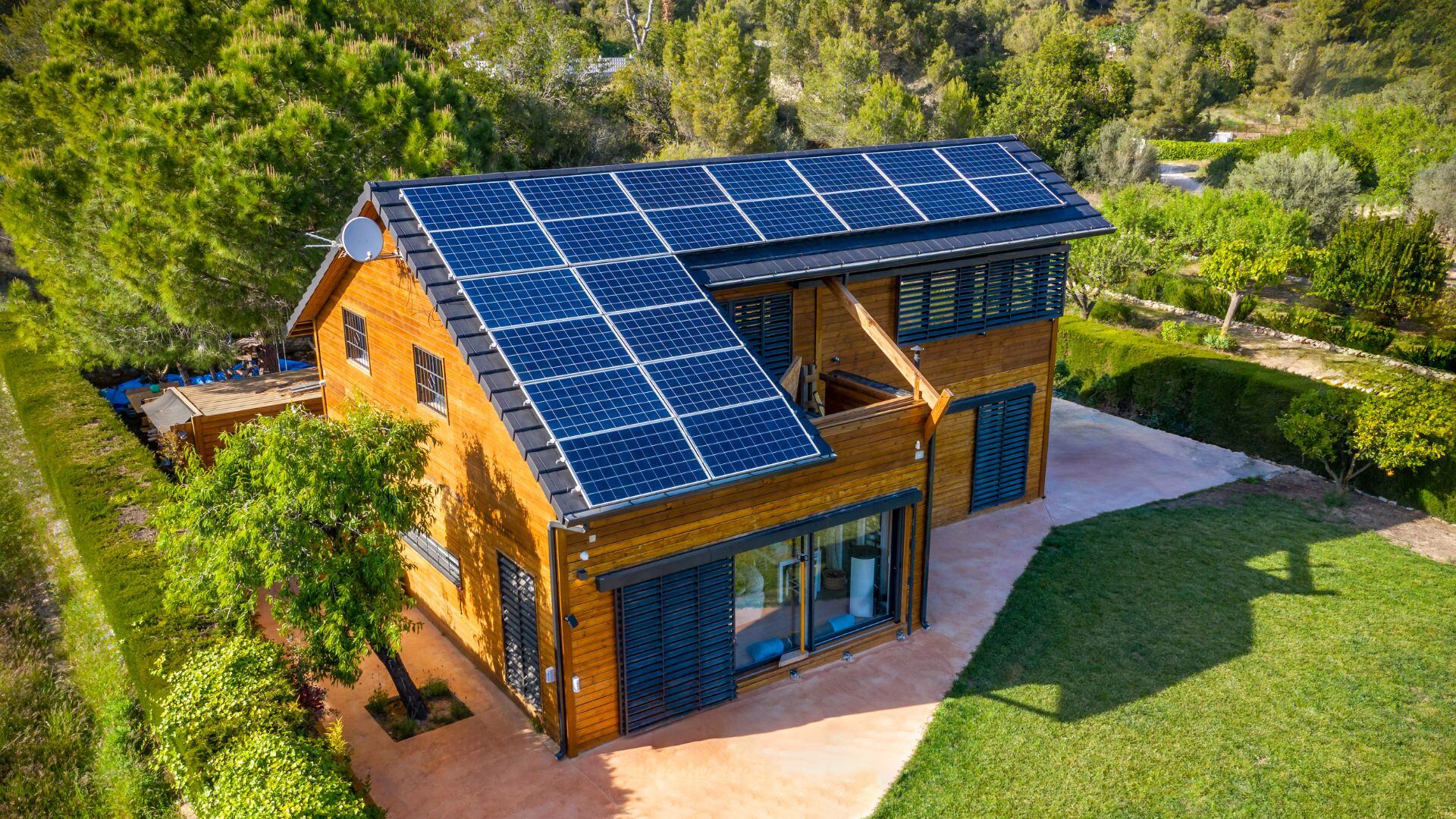 Las baterías solares son dispositivos de almacenamiento eléctrico diseñados específicamente para acumular la energía producida por los paneles fotovoltaicos.