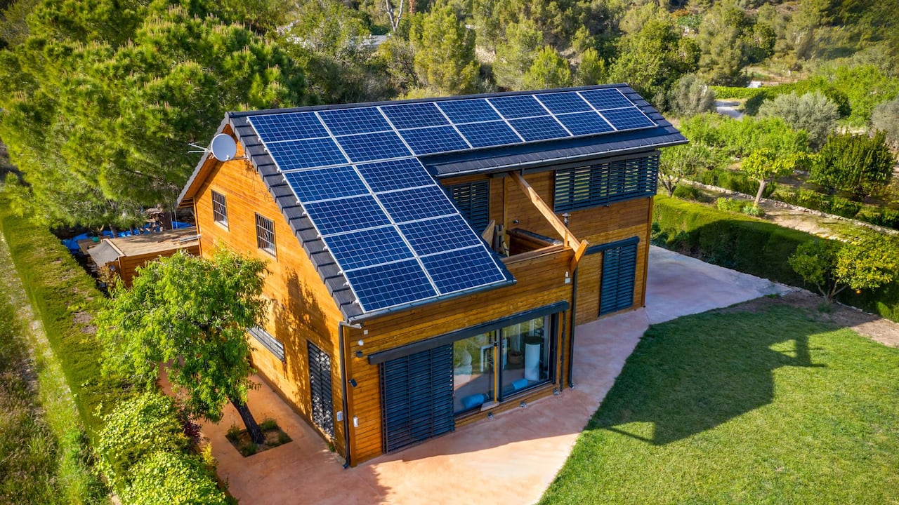 Las baterías solares son dispositivos de almacenamiento eléctrico diseñados específicamente para acumular la energía producida por los paneles fotovoltaicos.