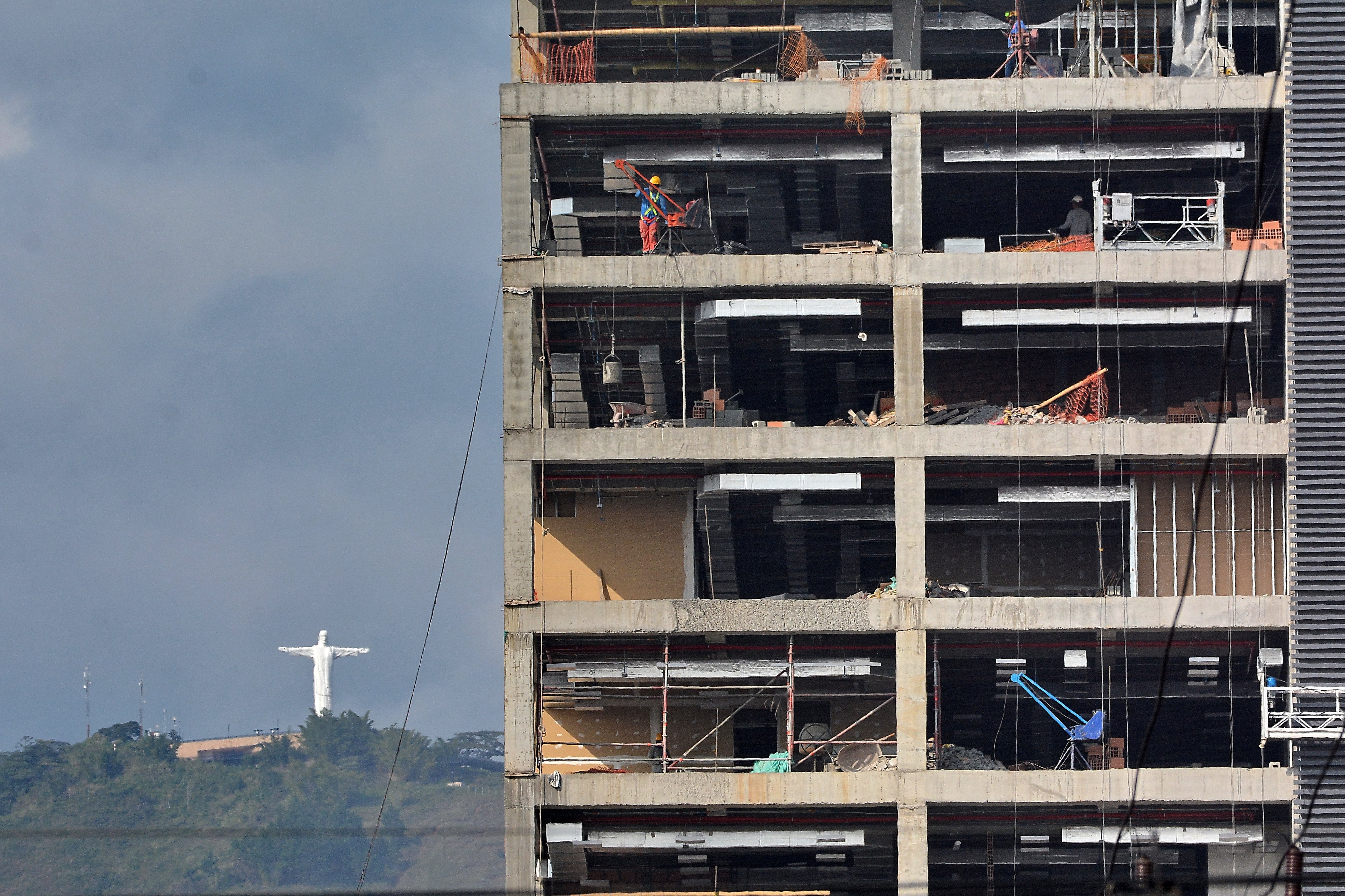 Así va la construcción del búnker de la Fiscalía en Cali, de 14 pisos, comenzó el 1 de junio de 2023.  Se espera que esté listo para mayo de 2025. Es un proyecto de renovación urbana que se enmarca en el macro proyecto "Ciudad Paraíso". El proyecto tiene como objetivo centralizar los servicios de la justicia y mejorar la respuesta judicial en la región. Foto Jorge Orozco / El País.