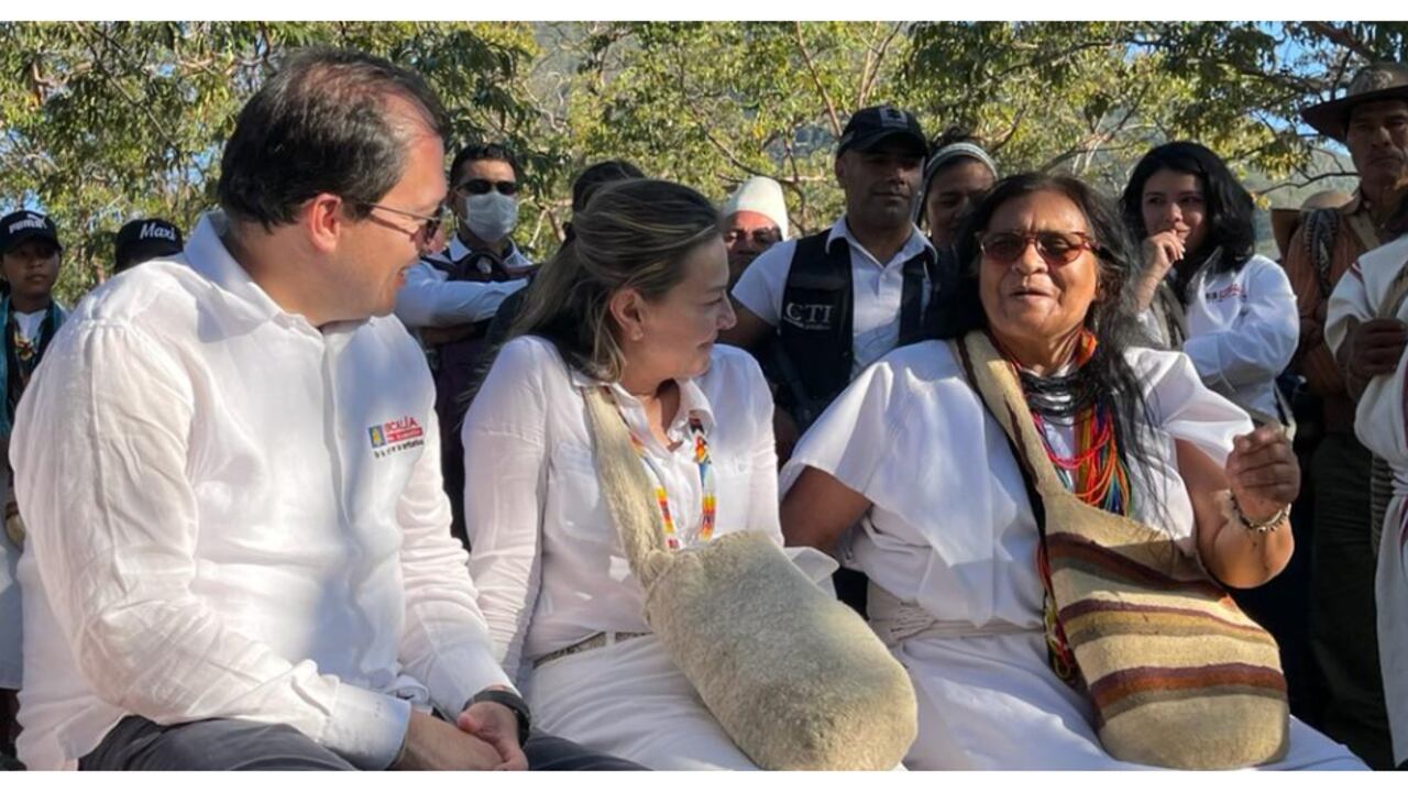 Leonor Zalabata junto con el fiscal Francisco Barbosa y su esposa, Walfa Téllez