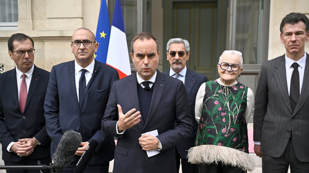 El primer ministro francés, Sébastien Lecornu —en el centro, en primer plano—, se dirige a los medios de comunicación tras una reunión interministerial de crisis en el Ministerio del Interior en París, Francia,
