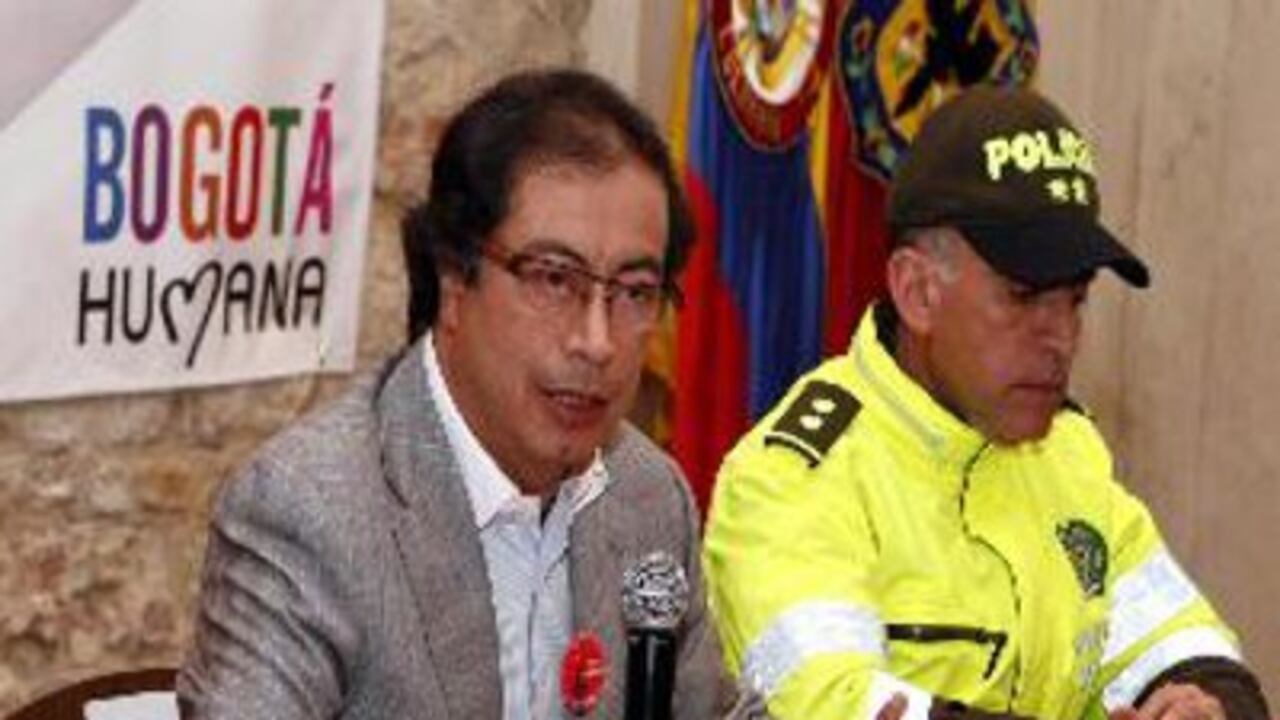 El alcalde Gustavo Petro y el general Luis Eduardo Martínez.