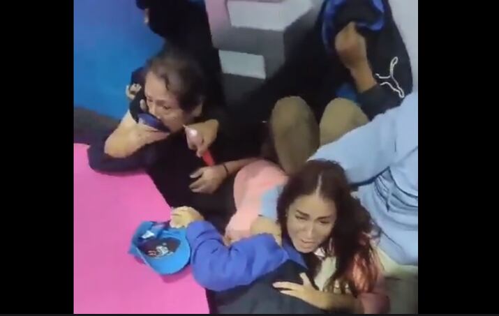 Integrantes de una banda delictiva se tomaron este martes las instalaciones de un canal de televisión en Guayaquil, Ecuador, y retuvieron por varios minutos a sus trabajadores.