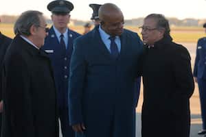 Presidente Gustavo Petro es recibido por el embajador de Colombia en Estados Unidos, Luis Gilberto Murillo.