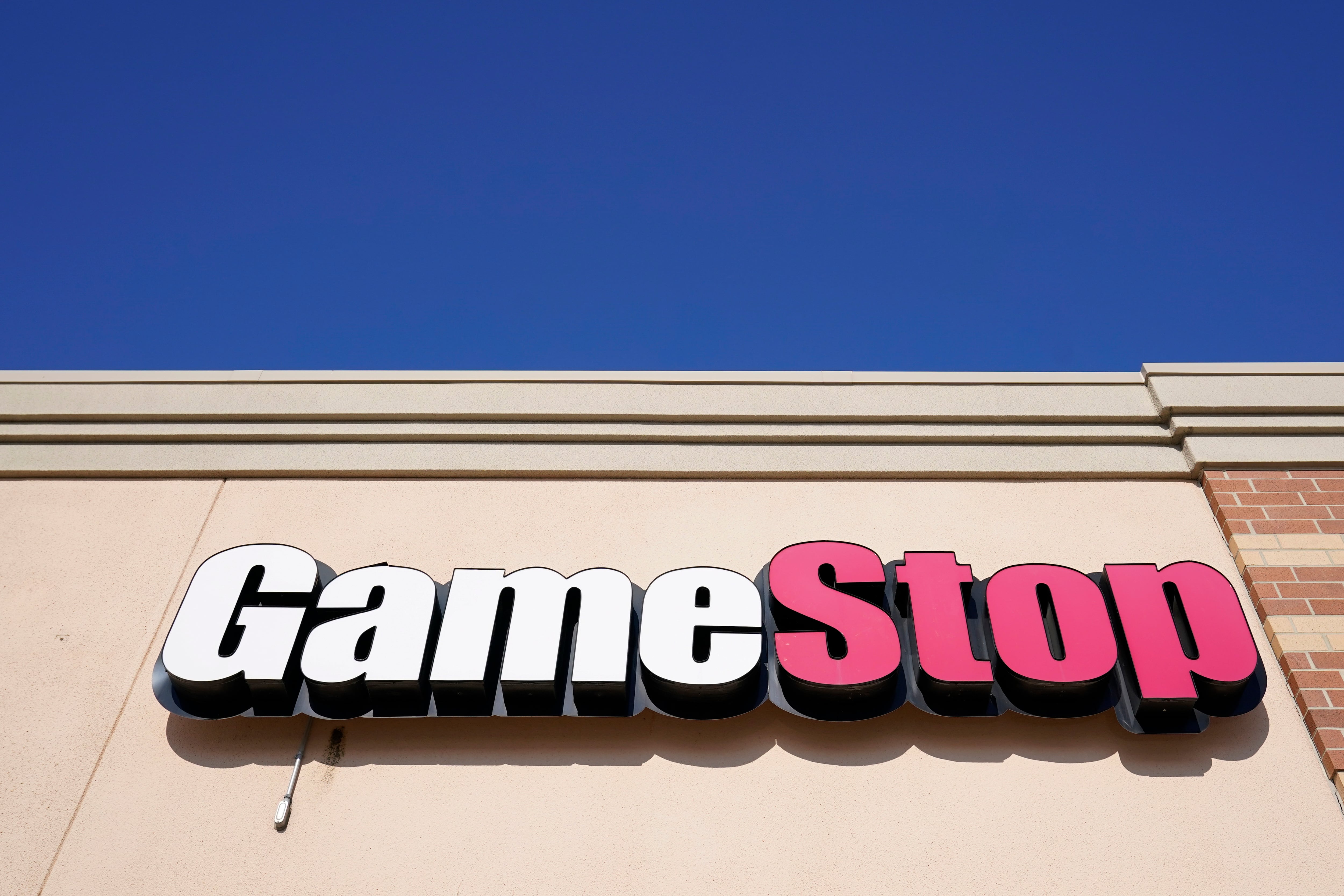 Letrero de GameStop sobre una tienda, el jueves 28 de enero de 2021, en Urbandale, Iowa
