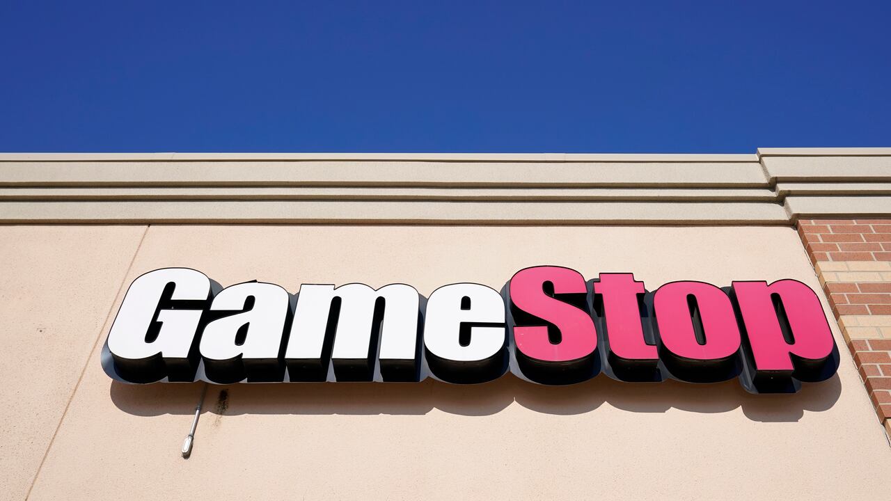Letrero de GameStop sobre una tienda, el jueves 28 de enero de 2021, en Urbandale, Iowa
