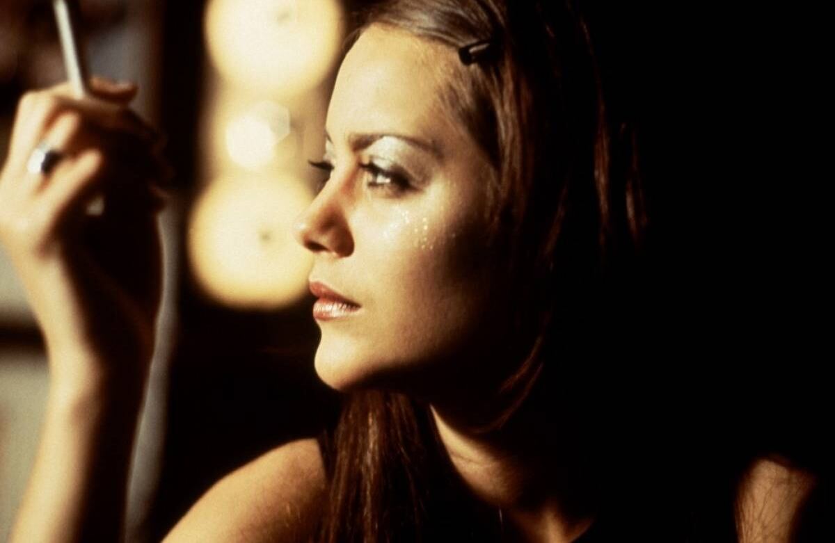 ‘Las cosas bellas’ (2001) La historia de Lucie y Marie, hermanas gemelas que mantienen una relación entre amor y odio hasta que el suicidio de una de ellas obliga a la otra a suplantarla. El papel le valió a Cotillard la nominación a Mejor Actriz Revelación en los Premios César de ese año.  