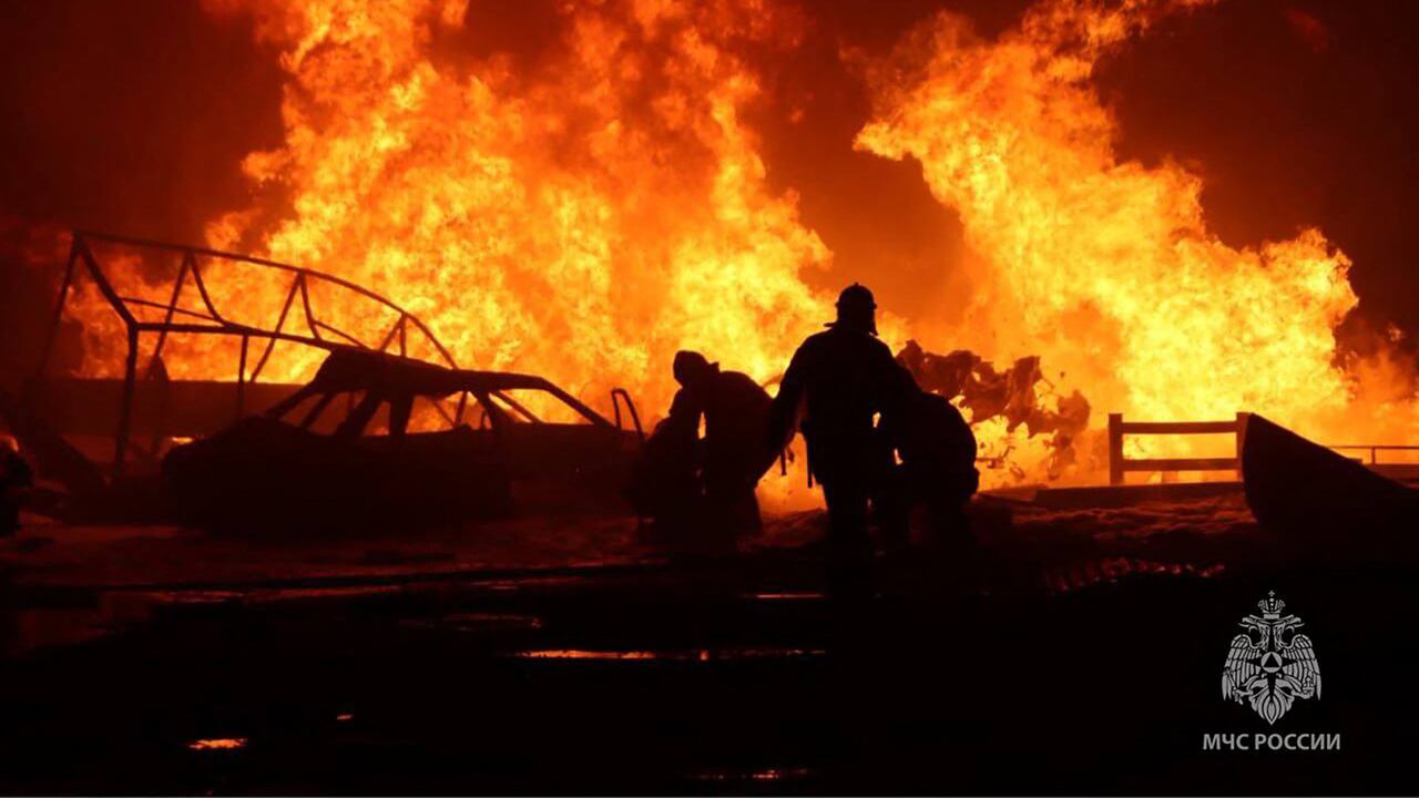 Esta fotografía del folleto tomada y publicada por el Ministerio de Emergencias de Rusia el 14 de agosto de 2023 muestra a los rescatistas apagando un incendio en una gasolinera en la ciudad de Makhachkala.
