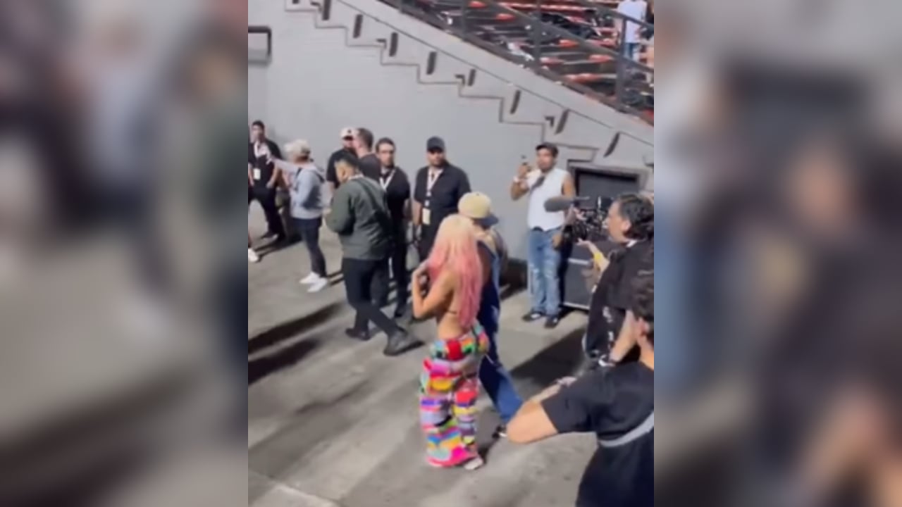 Los dos artistas salieron juntos del escenario deportivo.