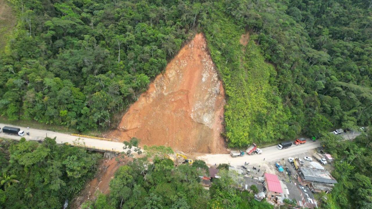 Maquinaria de Instituto Nacional de Vías (Invías) trabaja en la remoción de miles de metros cúbicos de material tras el derrumbe que obligó al cierre total de la vía Medellín–Bogotá en el sector de San Luis, Antioquia, debido al riesgo de nuevos deslizamientos.