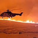 Helicóptero de la Guardia Costera de Islandia sobrevolando la erupción volcánica en la península de Reykjanes, a 3 km al norte de Grindavik.