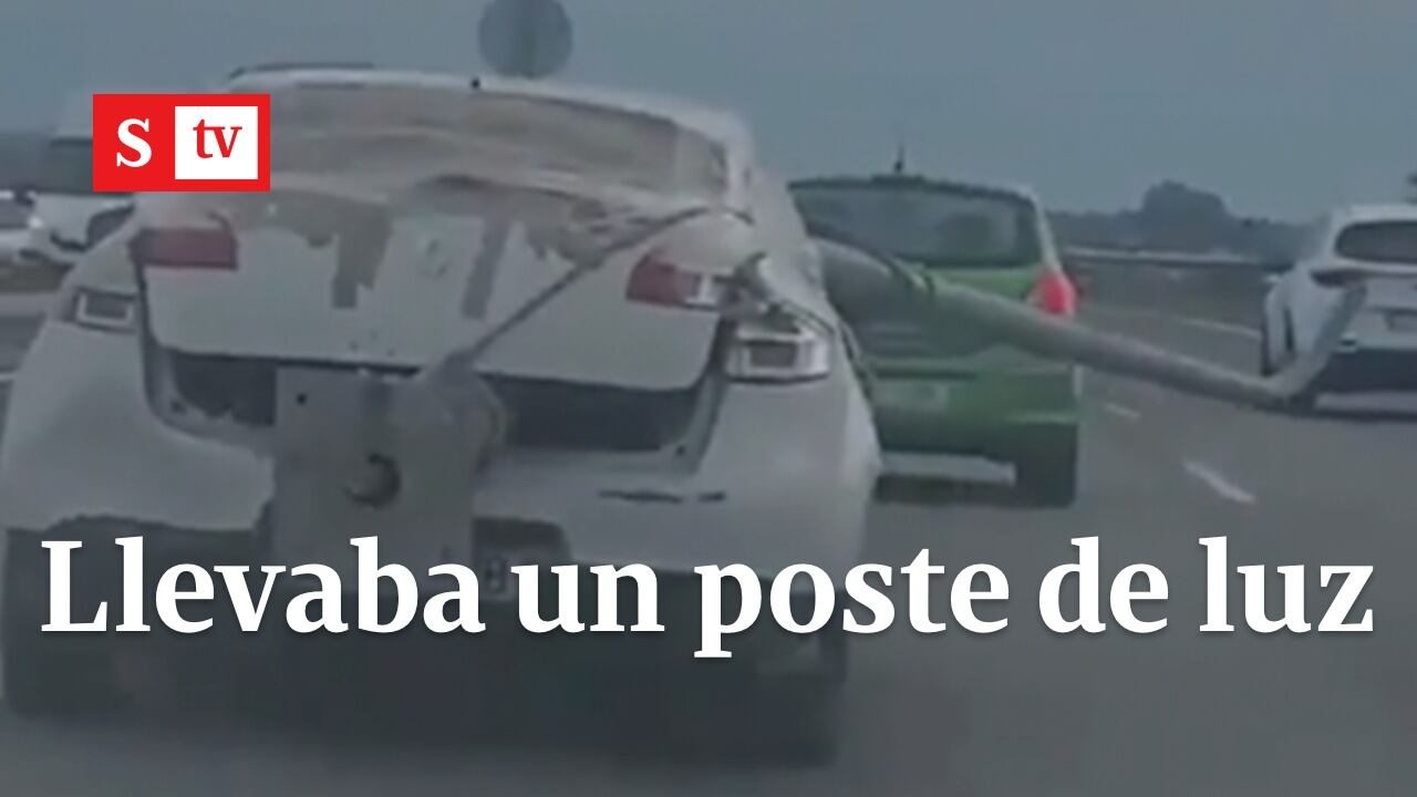 Carro llevaba un poste de luz